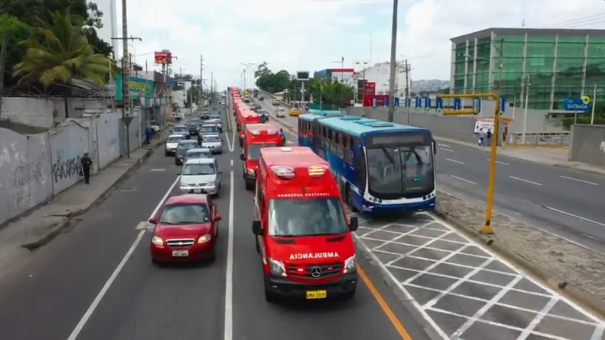 Antecedente. Las 25 ambulancias adquiridas por los Bomberos de Guayaquil recorrieron varias zonas, en 2019.