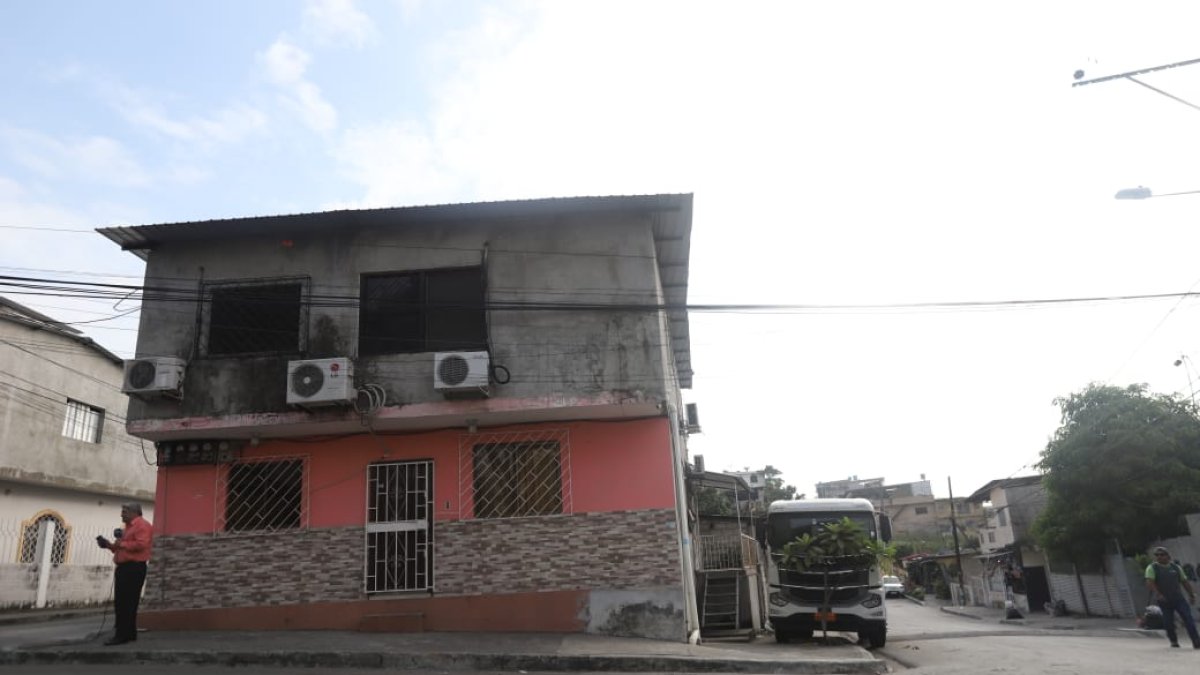 Por el robo de un celular, un ciudadano fue baleado frente a su hija y al pie de su casa en el sector de Juan Montalvo, norte de Guayaquil.