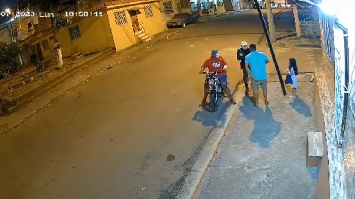 Un hombre fue víctima de un robo junto a su hija en la cooperativa Pájaro Azul, norte de Guayaquil.