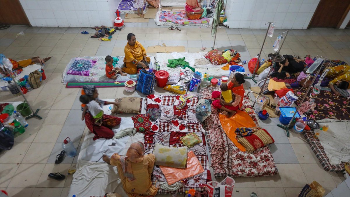 Pacientes reciben tratamientos por el virus de dengue en un hospital de Daca, en Bangladesh.