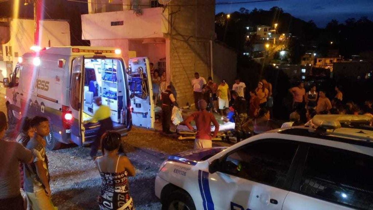 Esmeraldas. A los jóvenes les dispararon en varias ocasiones.