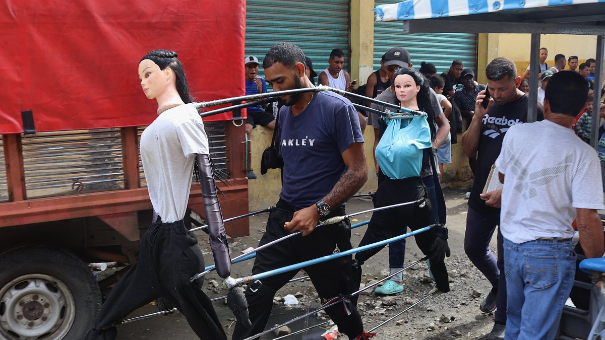 Pistas. Yendri Pérez actúa con muñecas danzantes en Tapachula.