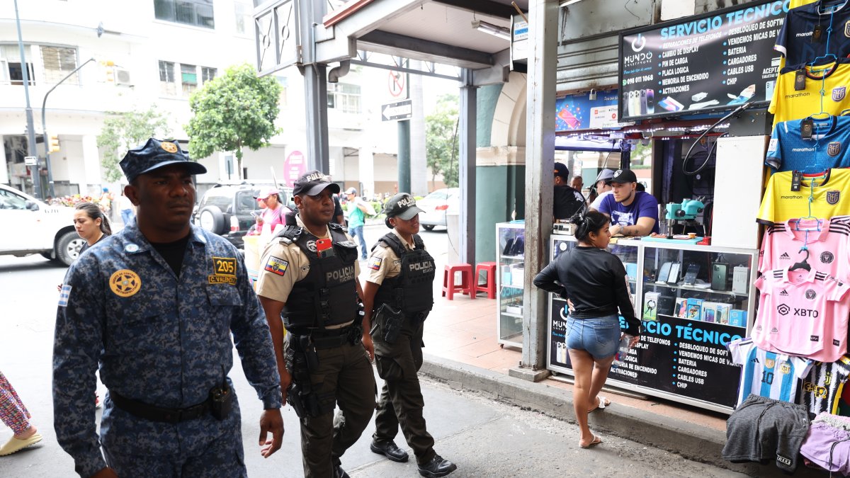 Apoyo. Personal policial del distrito Chile y del 9 de Octubre forman parte de las 41 rutas que se activan en la ciudad, en conjunto con agentes metropolitanos.