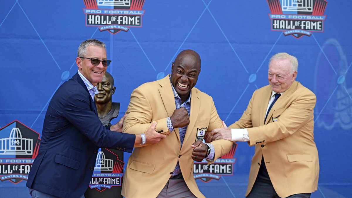 El millonario petrolero Jerry Jone (d), dueño de los Dallas Cowboys, es el gestor del crecimiento estratosférico de la institución.