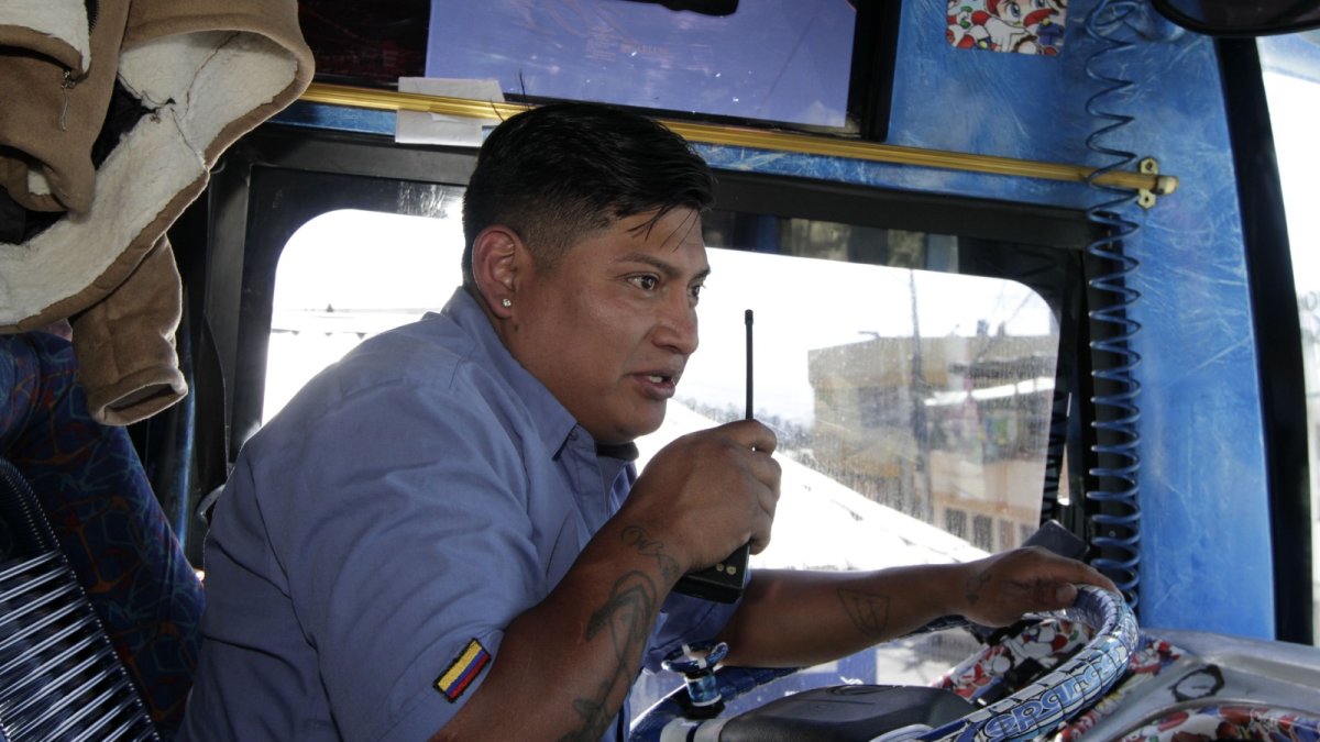 Conductor. Gustavo Molina muestra los implementos con los que cuentan para protegerse.