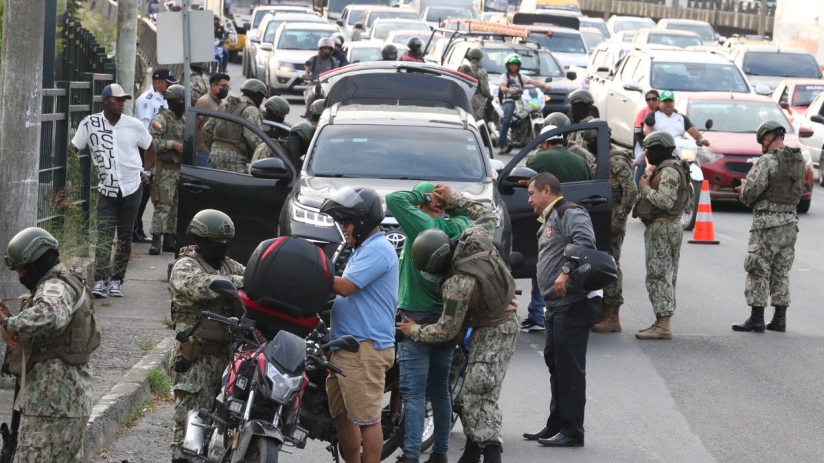 Control. Los estados de excepción han permitido a las fuerzas del orden hacer registros y controles de armas.