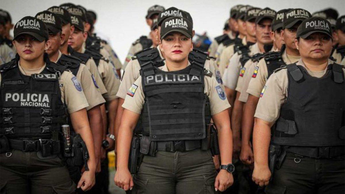Dotación. Actualmente los policías son quienes costean sus propios chalecos antibalas. Este es uno de los factores por los que no existe uniformidad en su vestimenta.