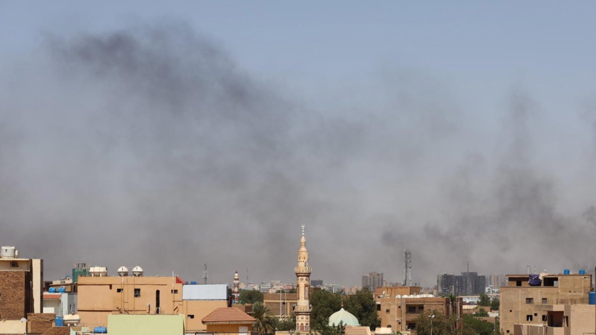 Fotografía tomada el pasado 19 de abril, en la que se registraron columnas de humo, durante los combates entre el ejército sudanés y los paramilitares.