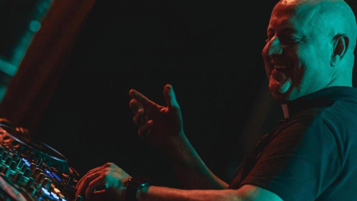 El cura DJ puso a bailar a todos en la Jornada Mundial de la Juventud.