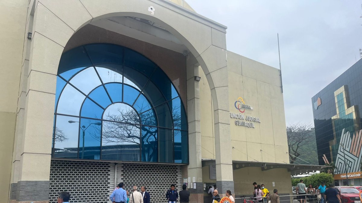 Agentes de la Policía inspeccionan el sitio para tratar de encontrar el supuesto artefacto explosivo.