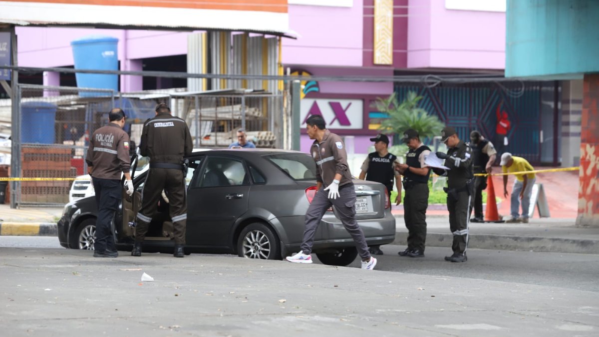 Agentes de Criminalística y grupos élite analizan el vehículo en el que se movilizaba la decana.