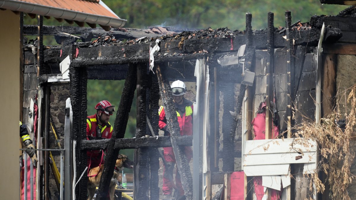Restos del albergue destruido por un incendio en Alsacia.