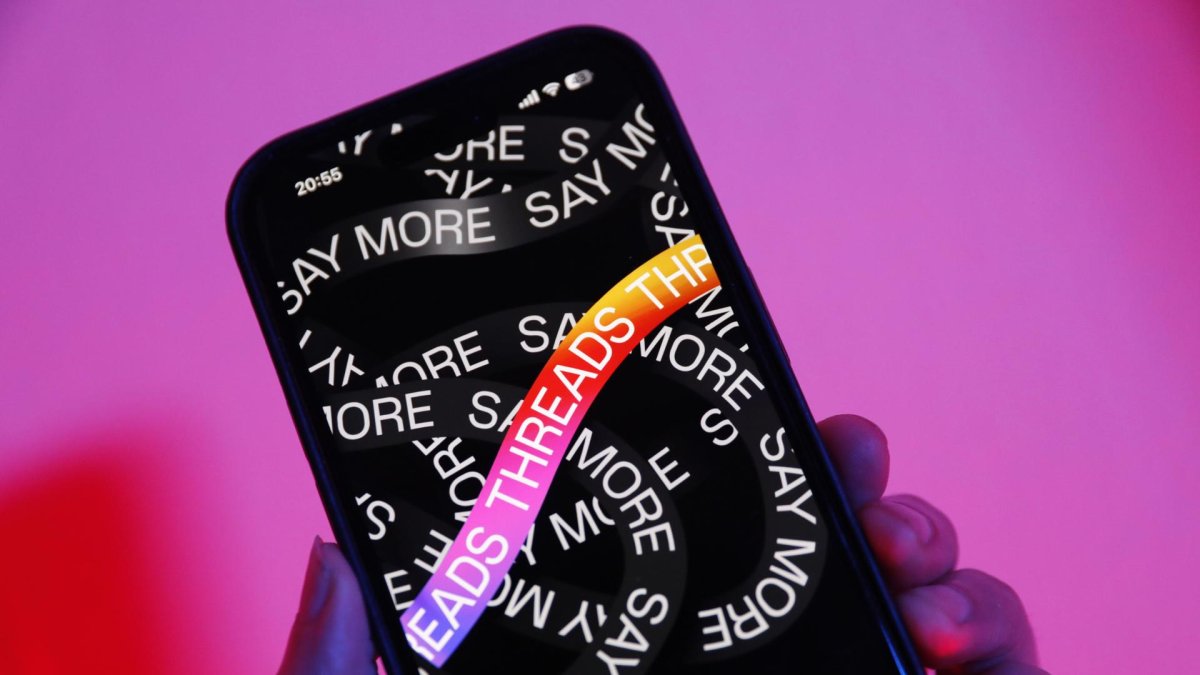 Vista de un teléfono móvil en el que se ve la aplicación Threads, de Meta.