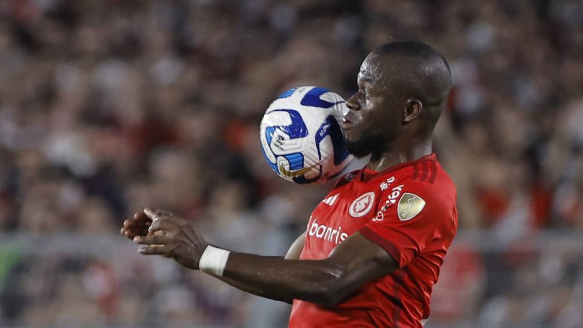 Superman Valencia empieza a dar muestras de su calidad goleadora con el Inter de Porto Alegre.