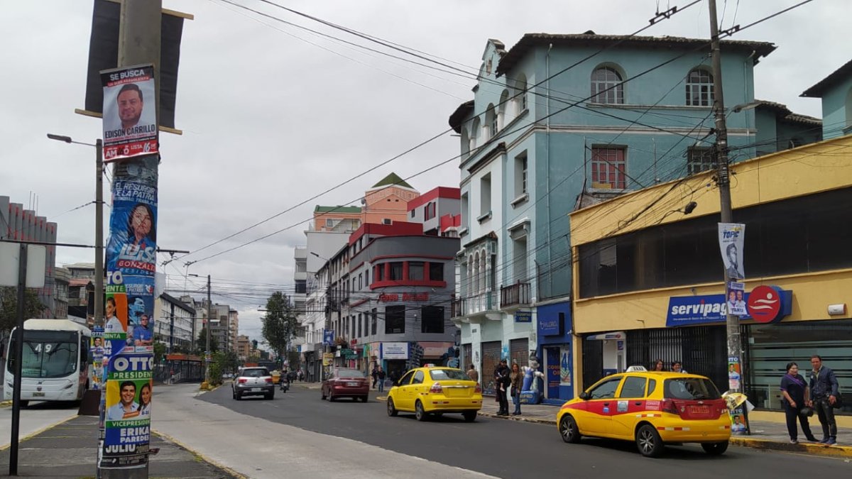 En postes y paredes se puede ver la propaganda de la mayoría de candidatos a la Presidencia.