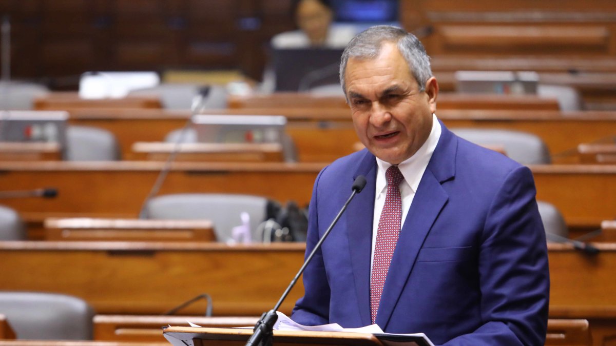 cedida por el Congreso de Perú que muestra al ministro de Interior de Perú, Vicente Romero.