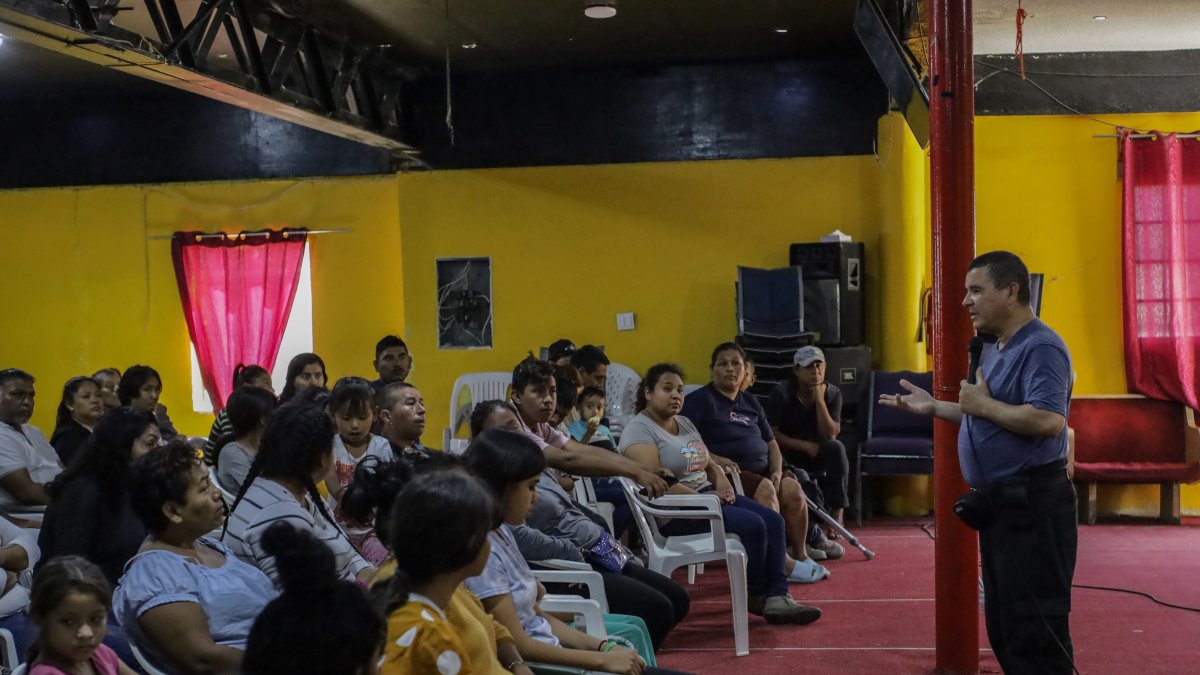 Un centenar de migrantes de diversas nacionalidades, se encuentran resguardados en un albergue de la fronteriza ciudad de Tijuana,