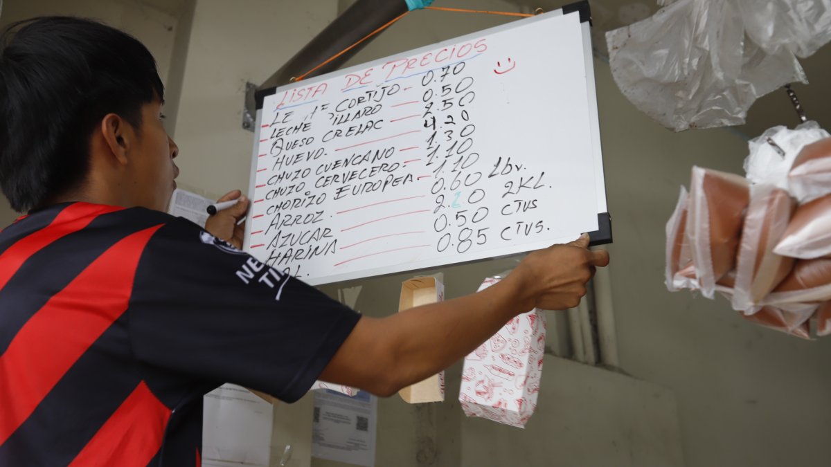 Tabla. Los comerciantes tienen la obligación de publicar los precios y se quejan de que el caso de los huevos todos los días sube de costo.