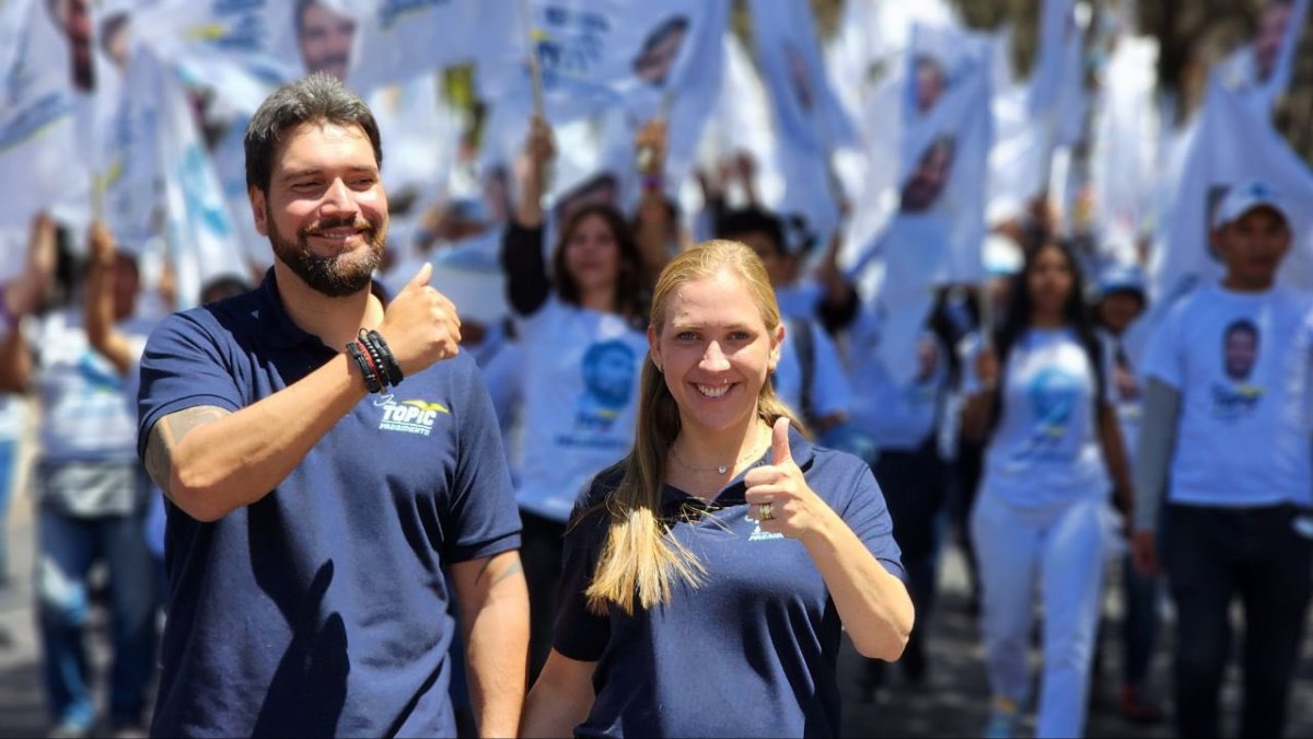 Jan Topic en campaña junto a su esposa.