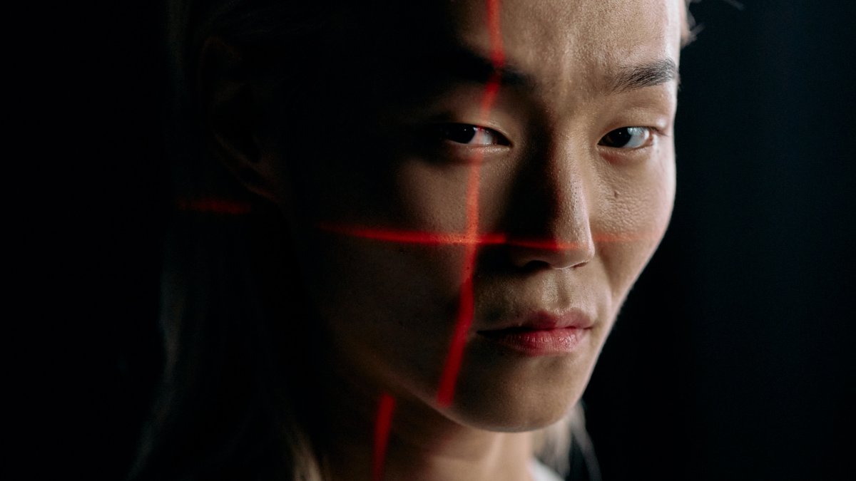 Bajo las nuevas normativas, se restringirá el uso de la tecnología de reconocimiento facial en lugares públicos como bancos, aeropuertos, hoteles, museos y bibliotecas.