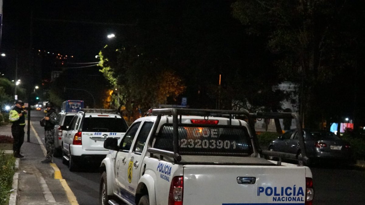 Ambiente en las afueras de la Unidad de Flagrancia.