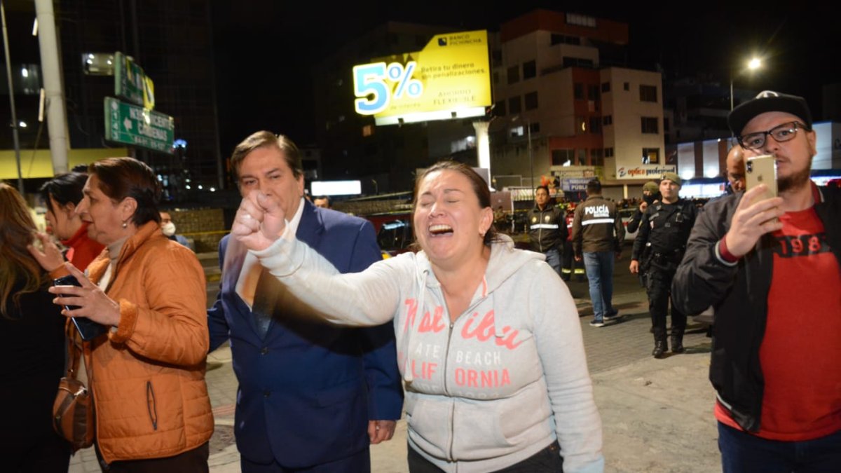 Simpatizantes de Fernando Villavicencio muestran su dolor e indignación en las calles de Quito.