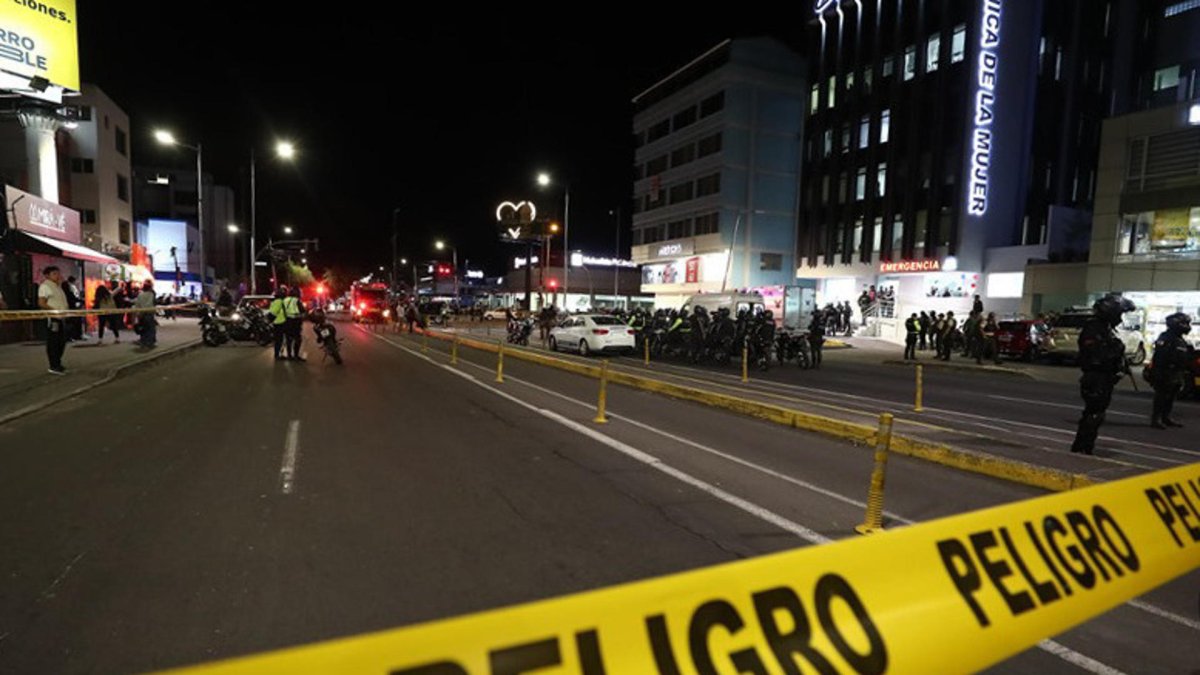La zona afuera del coliseo donde el candidato a la Presidencia de Ecuador Fernando Villavicencio fue asesinado permanece acordonada por las autoridades este 9 de agosto de 2023, en Quito (Ecuador).