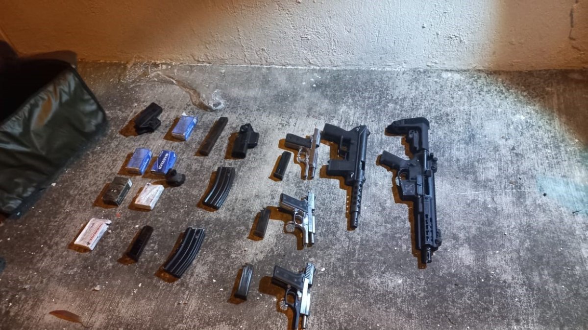 Evidencias. Fusiles, pistolas y subametralladores, son parte de las evidencias encontradas por la Policía.