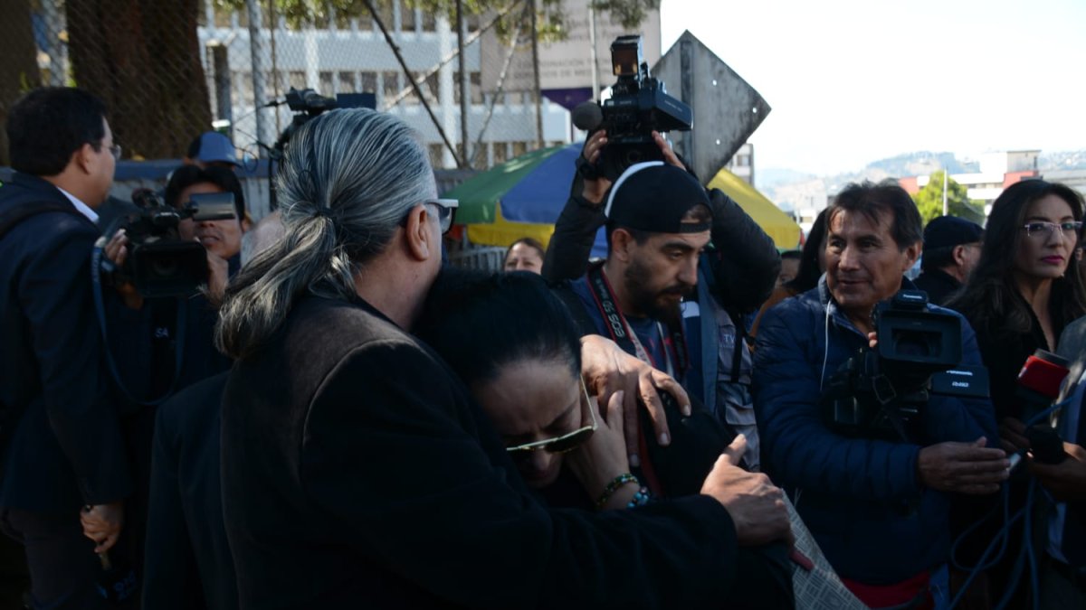 Familiares de Fernando Villavicencio llegaron a la morgue de Quito.