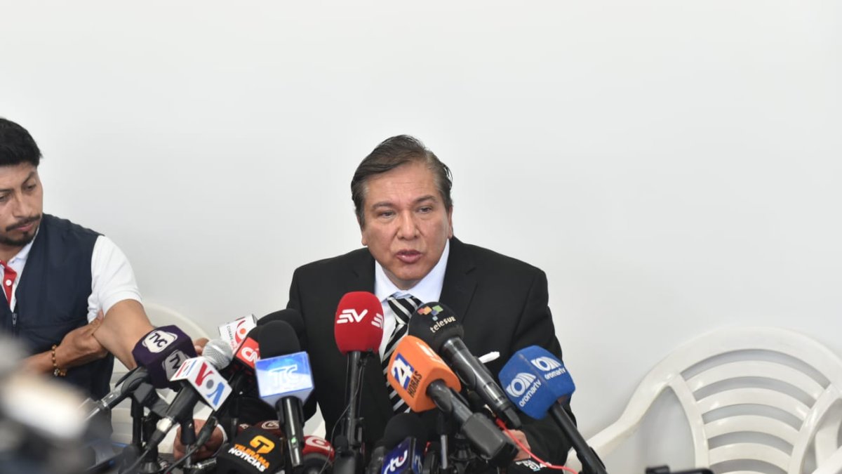 El abogado Luis Fernández brindó declaraciones a la prensa.