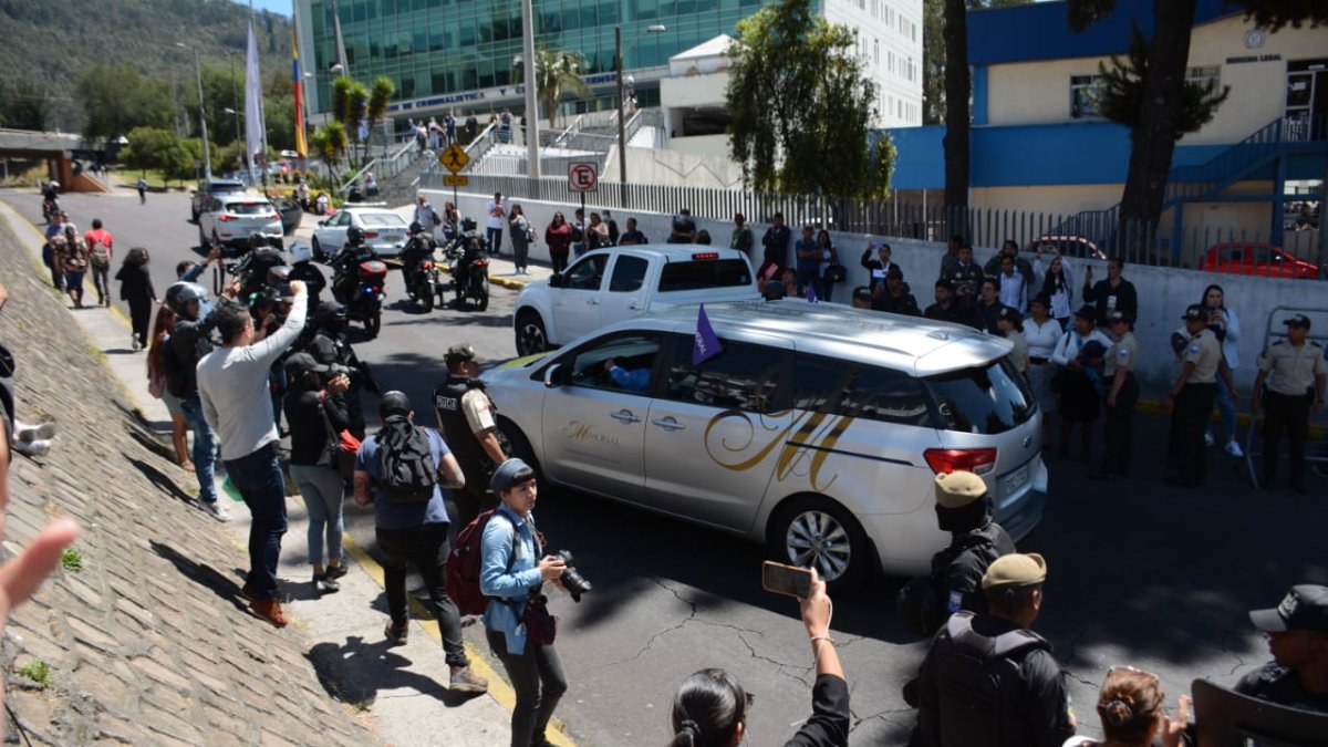 Simpatizantes y militantes de Construye llegaron hasta Medicina Legal a donde fue trasladado el cuerpo de Villavicencio.