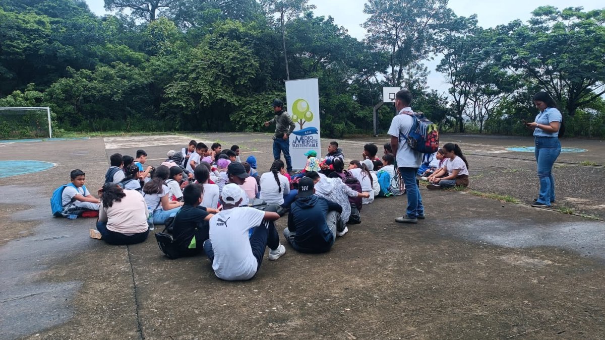 Los héroes trabajan desde su campo de acción para el país