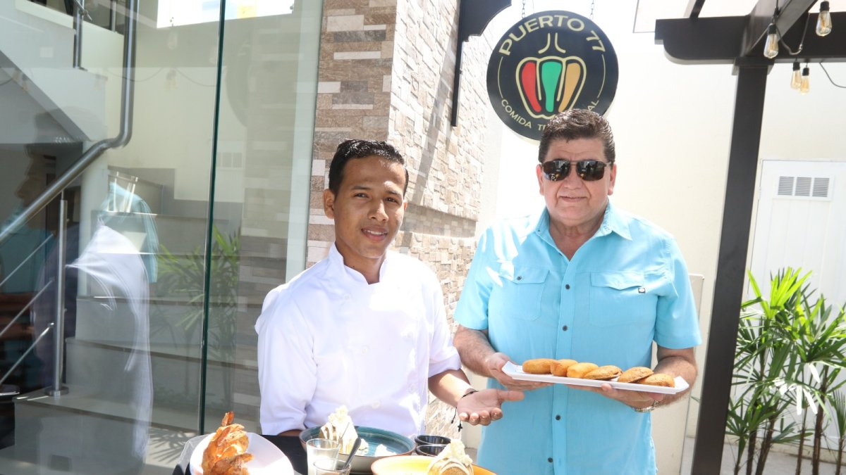Los anfitriones muestran las especialidades de Puerto 77