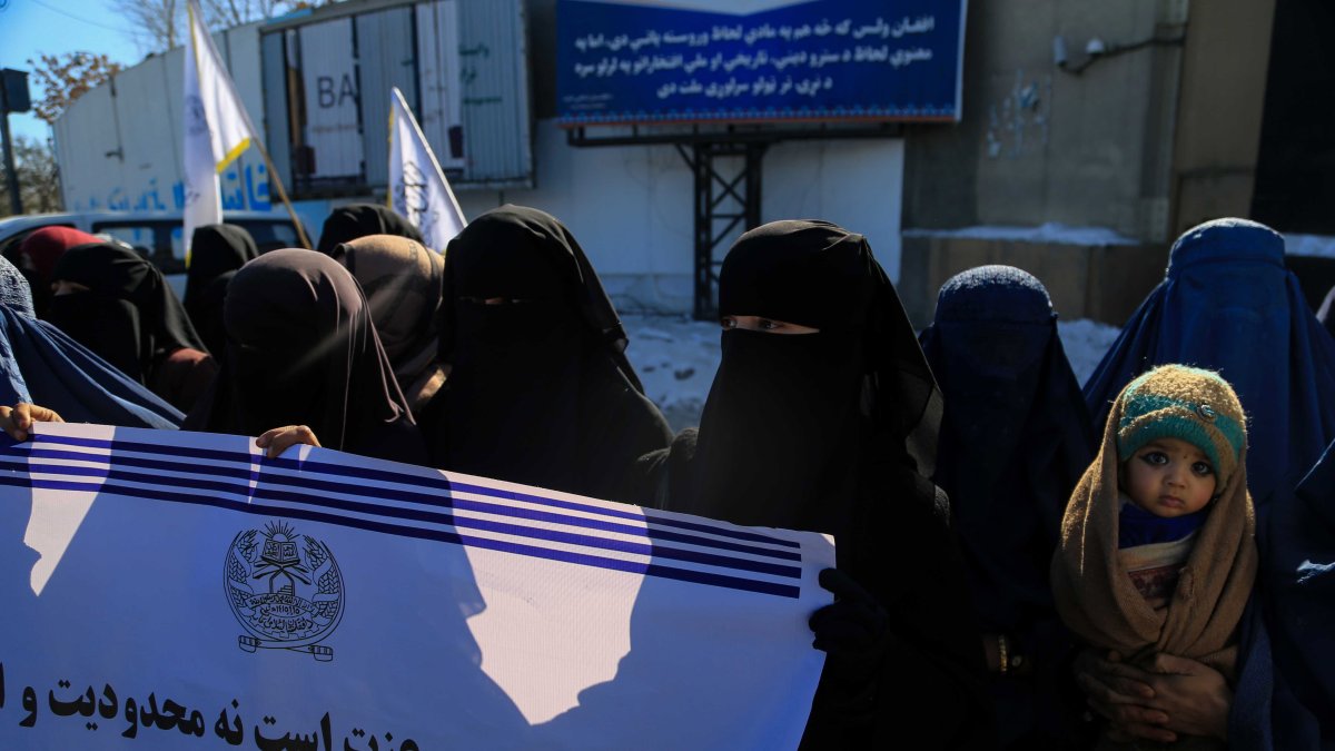 Un grupo de mujeres se manifiesta en favor de la vestimenta femenina que cubre el rostro con una pancarta donde se puede leer: 