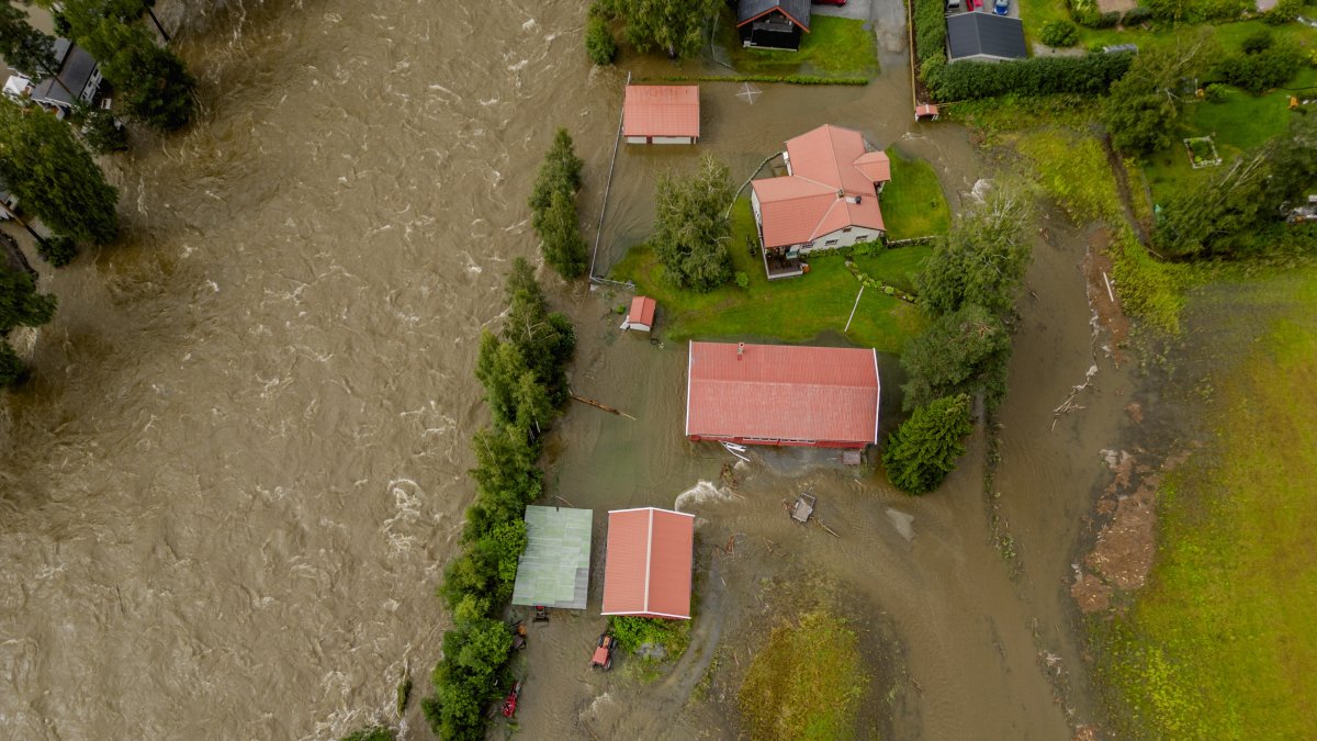 Imagen de las inundaciones causadas por el desbordamiento del río Dokka, Noruega.