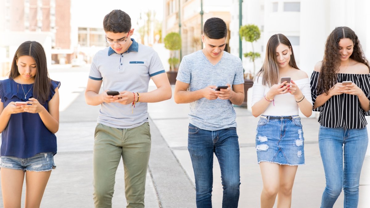 “Para los jóvenes que se han vuelto adictos a las redes sociales y sus lados más oscuros: esta no tiene por qué ser tu vida”.