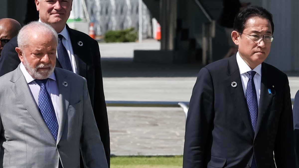 Fotografía de archivo, tomada el pasado 21 de mayo, en la que se registró un encuentro del presidente de Brasil, Luiz Inácio Lula da Silva (i), y el primer ministro de Japón, Fumio Kishida .