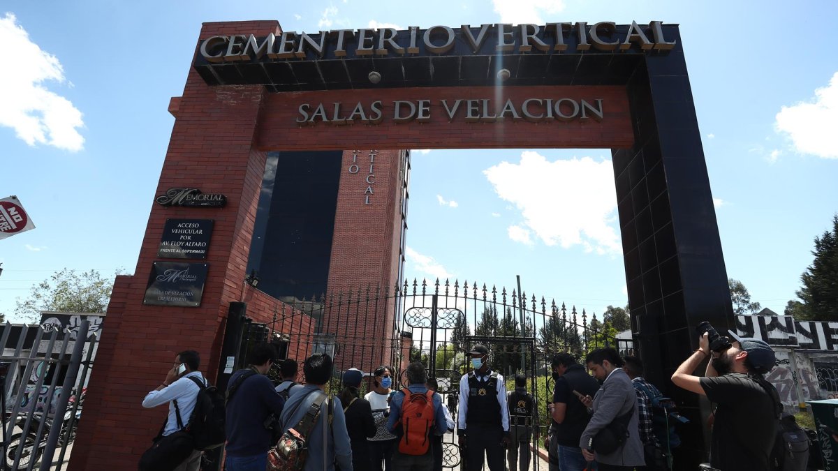 Fotografía de la entrada a la sala funeraria donde será velado el cuerpo del candidato presidencial Fernando Villavicencio hoy, en Quito (Ecuador).