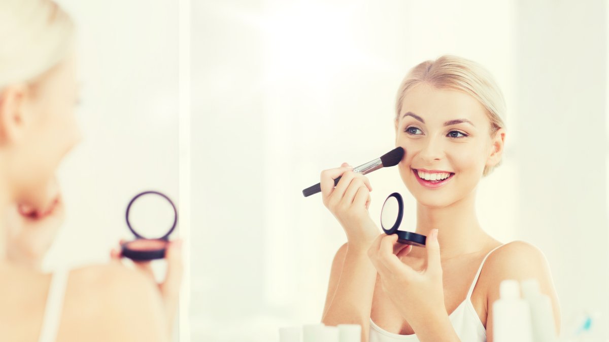 Salga de su rutina y siga estos consejos para mejorar su maquillaje.