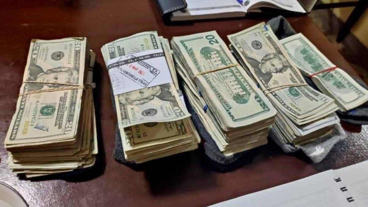 Incautaron armas de fuego, dispositivos electrónicos y grandes cantidades de dinero en efectivo.