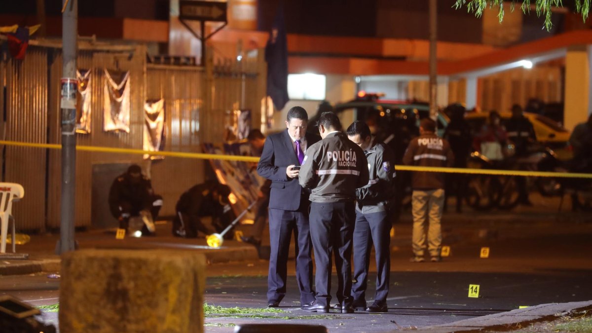 Peritos forenses trabajando en la zona donde fue asesinado el candidato a la Presidencia de Ecuador Fernando Villavicencio, el 9 de agosto de 2023, en Quito (Ecuador).