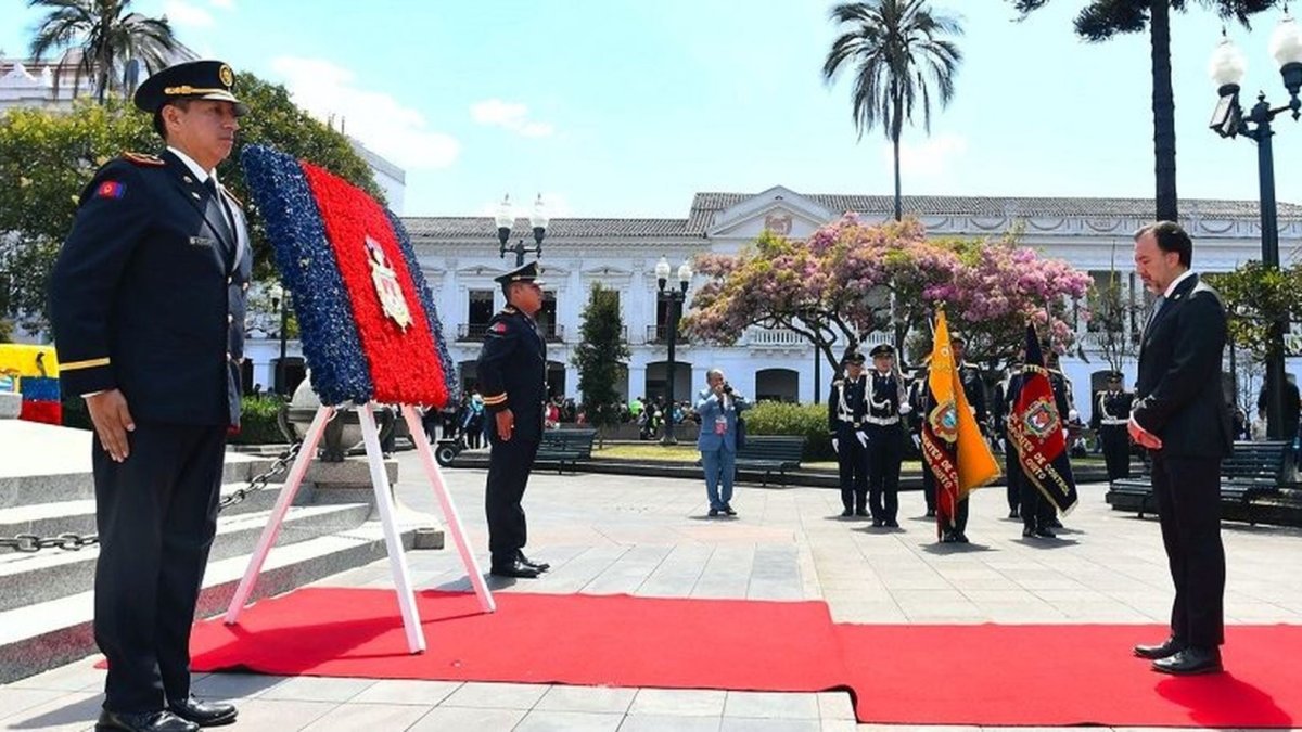 Homenaje. El alcalde realizó la ofrenda a los héroes del 10 de Agosto.