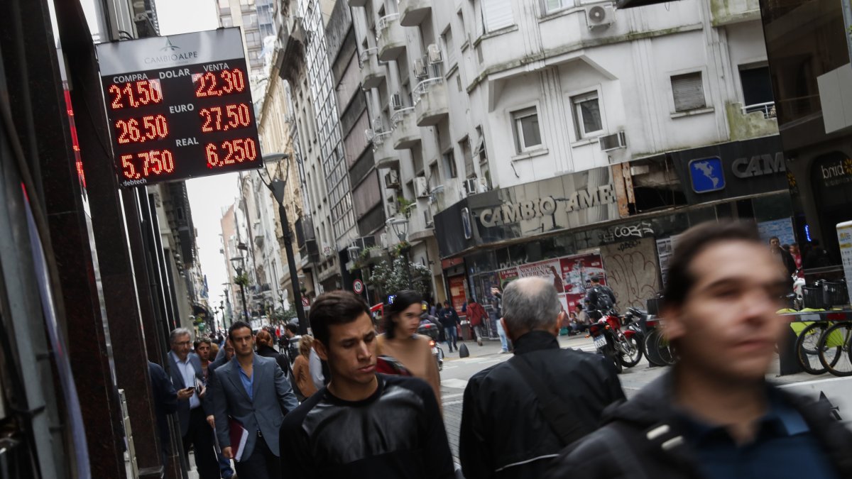 Cambio. Vista en Buenos Aires de una casa de cambio durante la jornada.