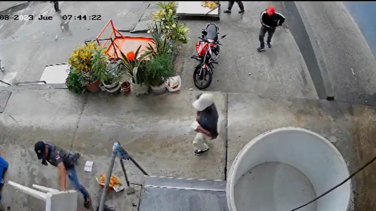 Asalto al mercado Caraguay queda registrado en cámaras de vigilancia.