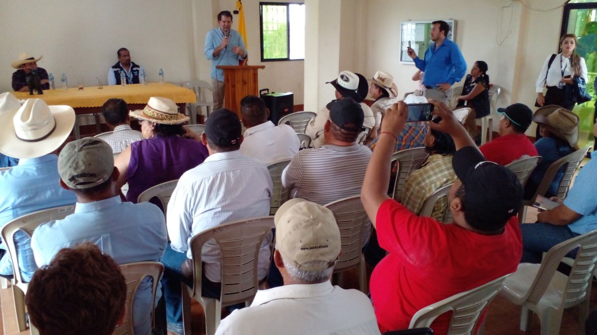 La reunión entre el gobernador y los ganaderos se desarrolló por más de tres horas en Daule.