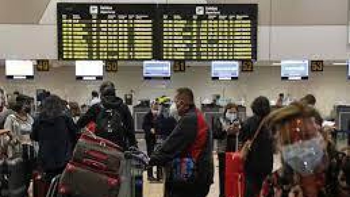 Terminal.- Un grupo de pasajeros en el aeropuerto de Lima.