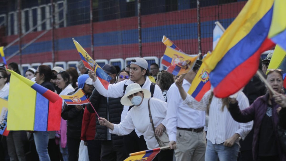 Ciudadanos se concentraron este 10 de agosto de 2023 en la Tribuna de los Shyris en el norte de Quito.