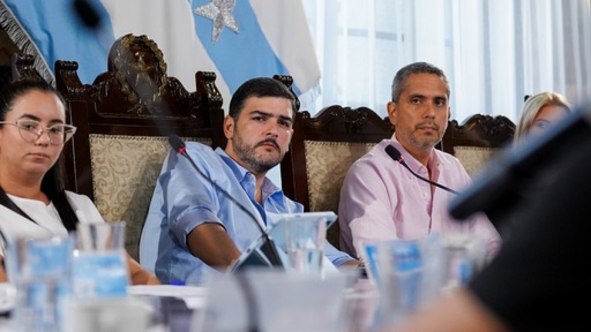 El alcalde Aquiles Álvarez junto con la vicealcaldesa Blanca López y el concejal Raúl Chávez.
