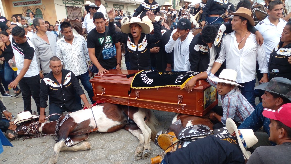 Dolor y tristeza. Los restos de Ricardo Arturo Barzola Cruz fueron sepultados en el cementerio de Nobol.