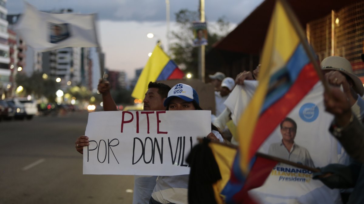Simpatizantes del candidato a la presidencia Fernando Villavicencio salen a las calles proclamando a Villavicencio como 